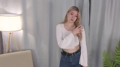 Snapshot of nancyajasin chatting on 11/17/25, 03:23 Hello im Lola online show from 11/17/25, 03:23