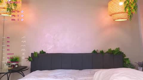 Luna online show from 09/18/25, 05:31