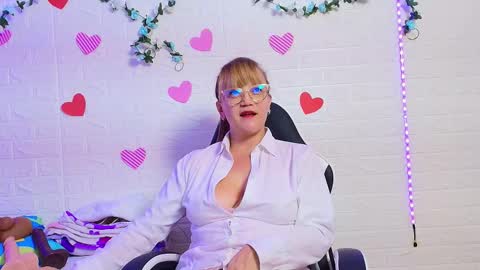 Snapshot of naomi_diamond_ chatting on 09/10/25, 12:38 Naomi online show from 09/10/25, 12:38