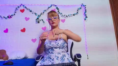 Snapshot of naomi_diamond_ chatting on 10/03/25, 11:18 Naomi online show from 10/03/25, 11:18