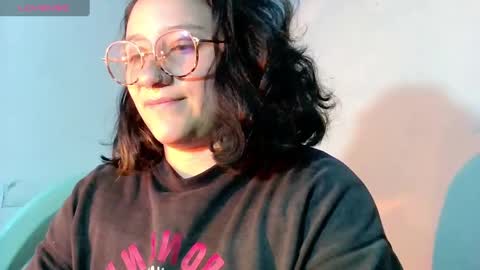 Snapshot of naomi_moon3 chatting on 02/05/25, 03:45 Naomi online show from 02/05/25, 03:45