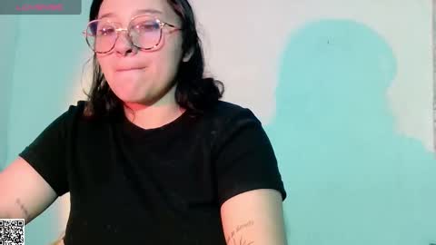 Snapshot of naomi_moon3 chatting on 02/14/25, 04:15 Naomi online show from 02/14/25, 04:15