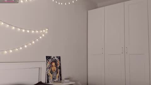 Snapshot of naomi_oops chatting on 11/14/25, 09:57 Naomi online show from 11/14/25, 09:57