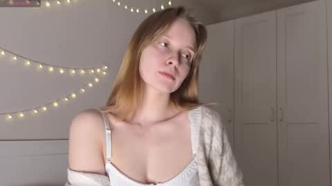 Snapshot of naomi_oops chatting on 11/16/25, 11:10 Naomi online show from 11/16/25, 11:10