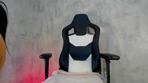 Snapshot of naomibrinks1 chatting on 06/14/26, 02:24 Heidy online show from 06/14/26, 02:24