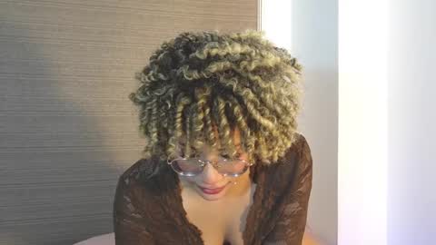 Snapshot of naomidawsonn chatting on 11/25/25, 10:54 naomidawson online show from 11/25/25, 10:54