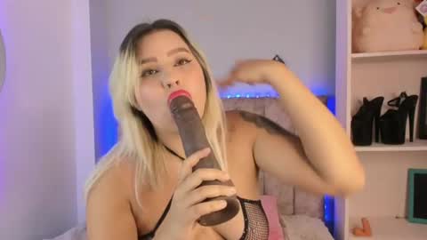 Snapshot of naomisanz_ chatting on 06/26/26, 11:03 Laura online show from 06/26/26, 11:03