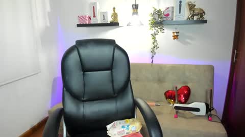 Snapshot of naomy_hot04 chatting on 08/06/26, 12:01 naomy online show from 08/06/26, 12:01