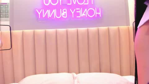 Naomy  online show from 10/15/25, 09:48