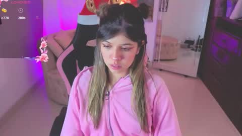 Snapshot of nataasha___ chatting on 12/18/25, 03:23 NATASHA online show from 12/18/25, 03:23