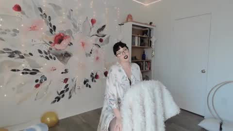 Snapshot of natahsaluxxx chatting on 12/10/24, 09:43 Natasha Luxxx online show from 12/10/24, 09:43