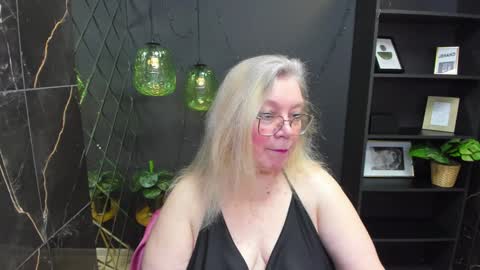 Snapshot of natalicloud chatting on 12/28/24, 01:28 NataliCloud online show from 12/28/24, 01:28