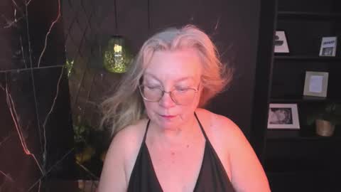 Snapshot of natalicloud chatting on 10/13/25, 01:11 NataliCloud online show from 10/13/25, 01:11