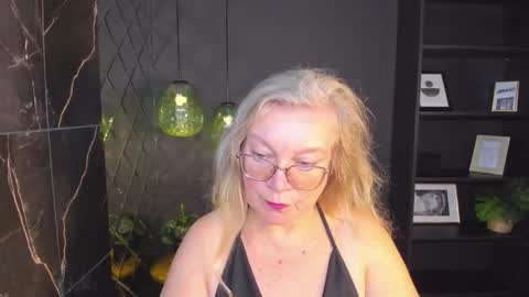 Snapshot of natalicloud chatting on 10/18/25, 01:12 NataliCloud online show from 10/18/25, 01:12