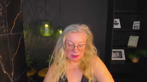 Snapshot of natalicloud chatting on 10/21/25, 01:34 NataliCloud online show from 10/21/25, 01:34