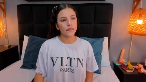 Snapshot of natalie_esmith chatting on 11/12/25, 11:43 N A T A L I E online show from 11/12/25, 11:43