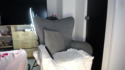 Snapshot of natalie_fox23 chatting on 12/04/24, 10:08 Natalia online show from 12/04/24, 10:08