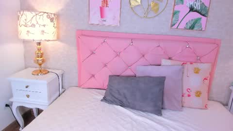 Snapshot of natalie_fox__ chatting on 06/20/26, 11:24 Naty online show from 06/20/26, 11:24