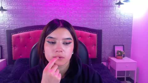 Snapshot of natalie_loffreda chatting on 10/27/25, 02:48 natalie online show from 10/27/25, 02:48