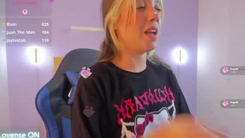 Snapshot of nataly_rodri chatting on 05/15/26, 11:23 Nataly online show from 05/15/26, 11:23
