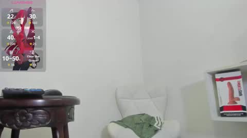 Nathalia Isaza online show from 12/04/25, 01:15