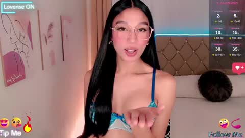 Snapshot of nathalie_hadid chatting on 03/05/25, 04:57 please follow me guyss online show from 03/05/25, 04:57