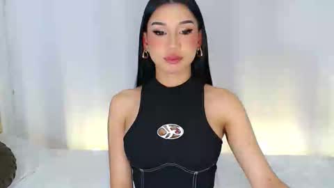 Snapshot of nathalie_hadid chatting on 10/17/25, 07:33 please follow me guyss online show from 10/17/25, 07:33