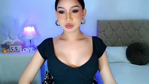 Snapshot of nathalie_hadid chatting on 10/21/25, 07:36 please follow me guyss online show from 10/21/25, 07:36