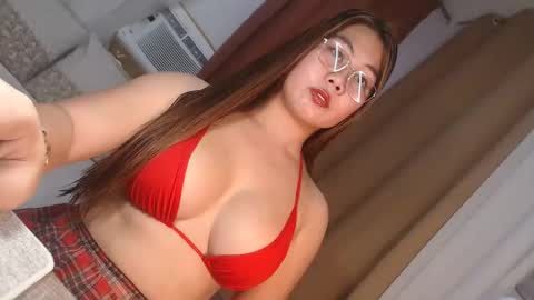 Snapshot of nathalie_hart chatting on 05/07/26, 03:01 Queen Marga online show from 05/07/26, 03:01