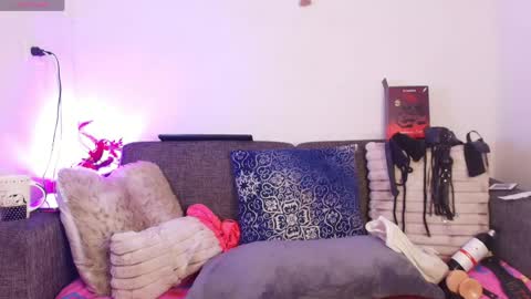 Snapshot of nathaly_stepmom chatting on 05/05/26, 12:24 Natha online show from 05/05/26, 12:24