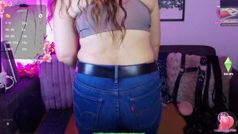 Snapshot of nathaly_stepmom chatting on 05/27/26, 12:35 Natha online show from 05/27/26, 12:35