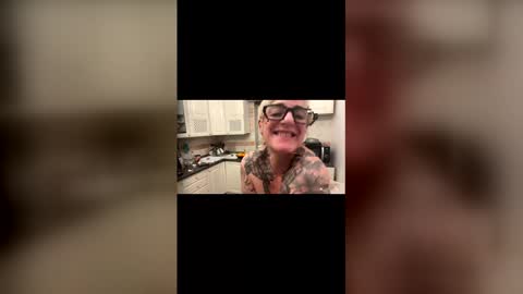 Snapshot of naturalbornsinfull chatting on 12/21/25, 02:51 naturalbornsinfull online show from 12/21/25, 02:51