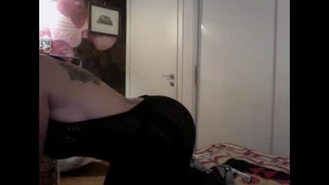 Snapshot of naturalbornsinfull chatting on 02/10/26, 03:32 naturalbornsinfull online show from 02/10/26, 03:32