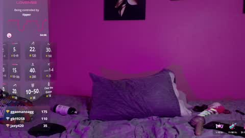 Snapshot of naturaltitss_ chatting on 01/19/25, 06:32 Gwen online show from 01/19/25, 06:32