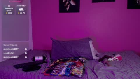 Snapshot of naturaltitss_ chatting on 01/19/25, 09:34 Gwen online show from 01/19/25, 09:34