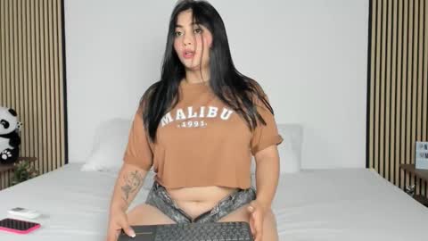 Snapshot of naty_model25 chatting on 10/22/25, 10:20 naty_model25 online show from 10/22/25, 10:20