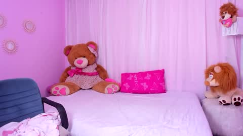 Snapshot of naughty_ariel chatting on 12/20/24, 01:25 Zoe online show from 12/20/24, 01:25