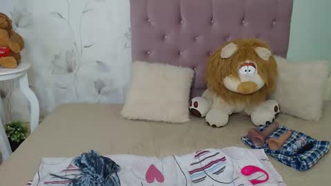 Snapshot of naughty_ariel chatting on 02/17/25, 06:59 Zoe online show from 02/17/25, 06:59