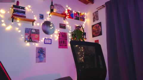 Snapshot of naughty_em_17 chatting on 01/04/25, 12:05 Em  please help me reach 100 thumbs up 3 online show from 01/04/25, 12:05