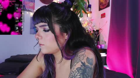 Snapshot of naughty_em_17 chatting on 01/05/25, 10:08 Em  please help me reach 100 thumbs up 3 online show from 01/05/25, 10:08