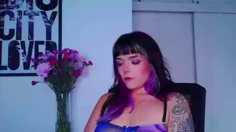 Snapshot of naughty_em_17 chatting on 09/13/25, 09:58 Em  please help me reach 100 thumbs up 3 online show from 09/13/25, 09:58