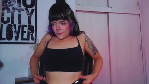 Snapshot of naughty_em_17 chatting on 09/27/25, 07:46 Em  please help me reach 100 thumbs up 3 online show from 09/27/25, 07:46