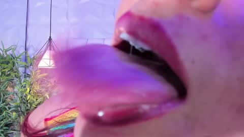 Snapshot of naughty_flower18 chatting on 12/03/24, 02:58 Flor online show from 12/03/24, 02:58