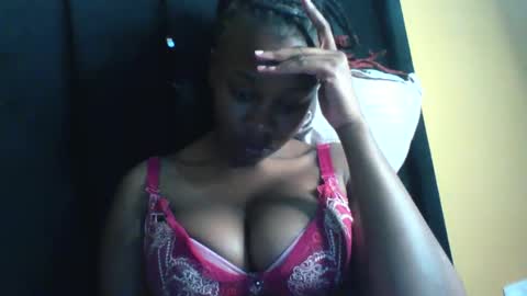 Snapshot of naughtygee100 chatting on 11/17/25, 12:27 Shee online show from 11/17/25, 12:27