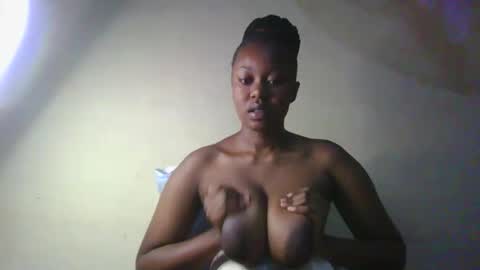 Snapshot of naughtygee100 chatting on 02/14/26, 10:01 Shee online show from 02/14/26, 10:01