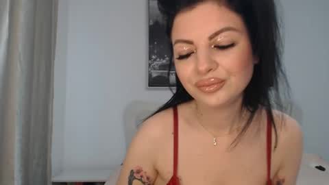 Snapshot of naughtymom666 chatting on 12/06/24, 09:54 NaughtyMom online show from 12/06/24, 09:54