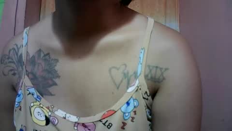 Snapshot of naughtymom_33 chatting on 10/17/25, 01:53 naughtymom_33 online show from 10/17/25, 01:53