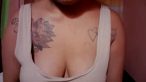 Snapshot of naughtymom_33 chatting on 10/23/25, 08:02 naughtymom_33 online show from 10/23/25, 08:02