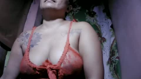 Snapshot of naughtymom_33 chatting on 07/04/26, 12:28 naughtymom_33 online show from 07/04/26, 12:28