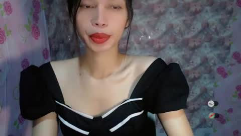 Snapshot of naughtysunshinepinay chatting on 06/19/26, 10:35 Celine online show from 06/19/26, 10:35
